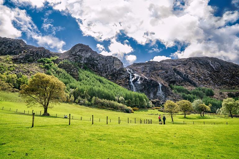 Ausblick auf den Gleninchaquin Park mit Wasserfall, Irland