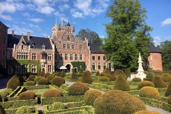 Aussicht auf das Schloss Gaasbeek im Pajottenland