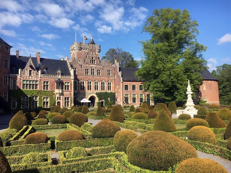 Aussicht auf das Schloss Gaasbeek im Pajottenland