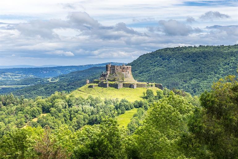 Blick auf das Schloss Murol in Auvergne
