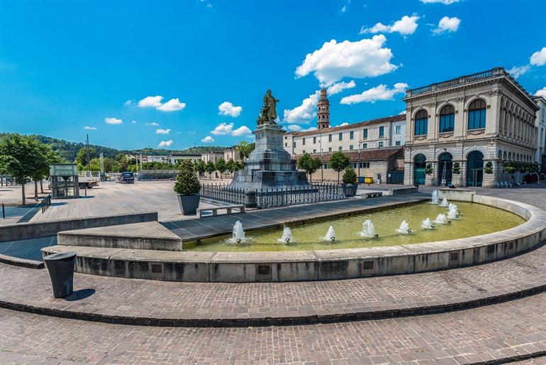 Blick auf den Place François-Mitterrand und den Brunnen in Cahors, Okzitanien