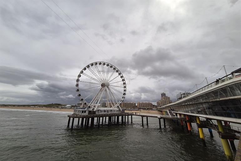 Aussicht auf das Riesenrad Skyview am Pier von Scheveningen