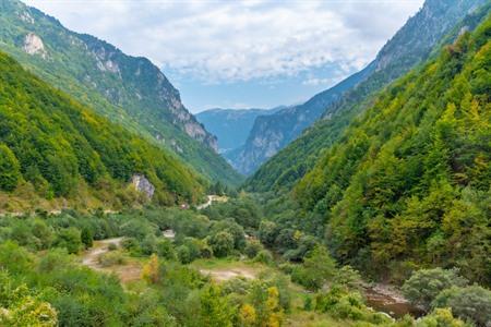 Entdecken Sie das Rugova-Gebirge: Wandern durch die Schlucht und traditionelle Bergdörfer