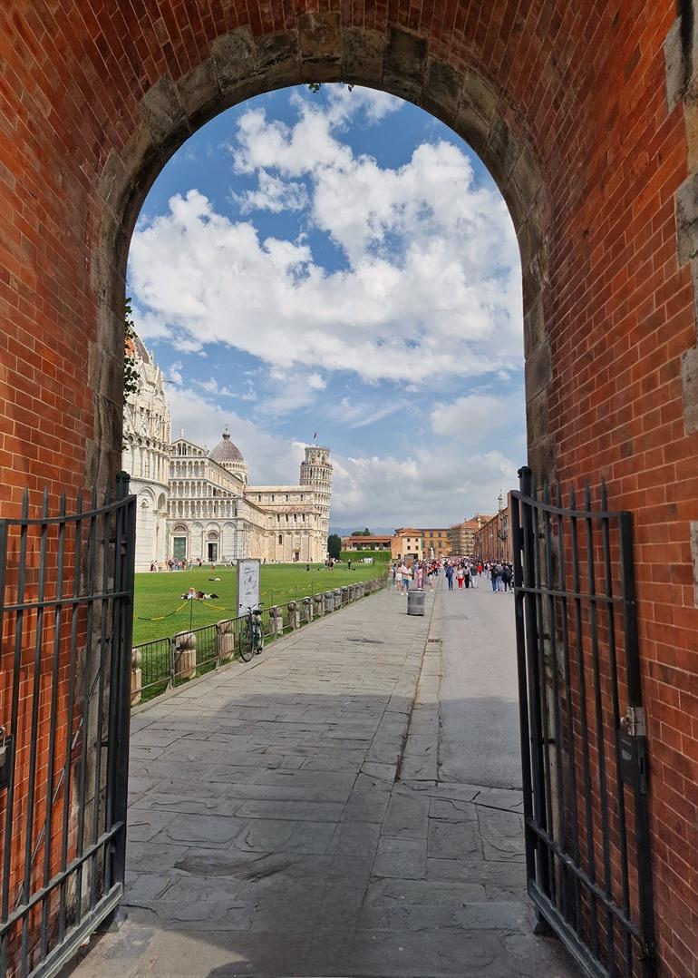 Aussicht auf das Gelände rund um den Schiefen Turm von Pisa