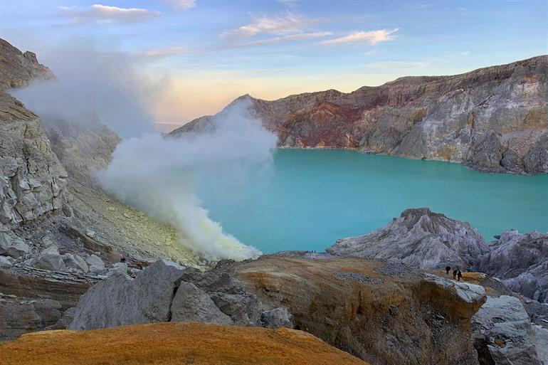 Aussicht auf den sauren türkisfarbenen Kratersee des Mount Ijen auf Java