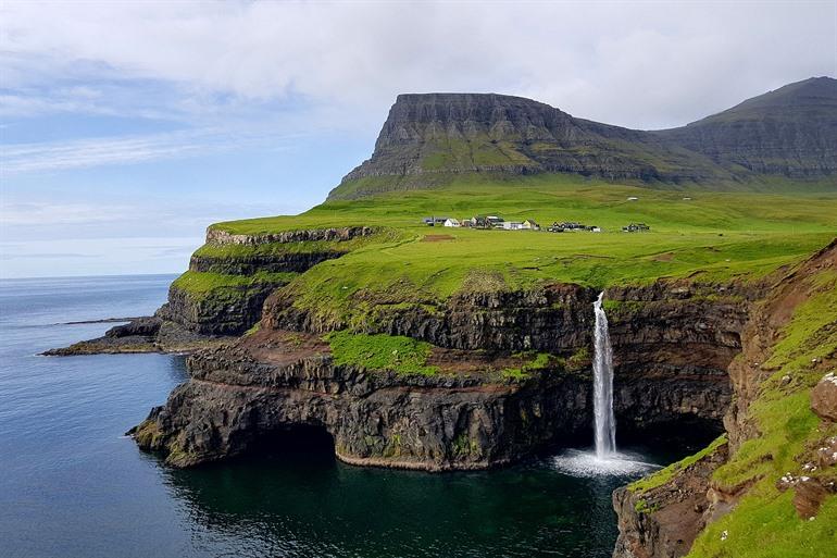 Aussicht auf den Múlafossur-Wasserfall und Gásadalur