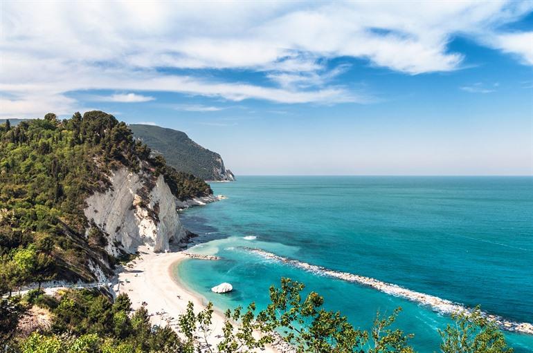 Ausblick auf den Numana-Strand in der Nähe von Ancona