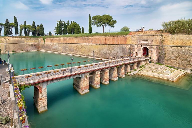 Aussicht auf die alten Festungsmauern in Peschiera del Garda