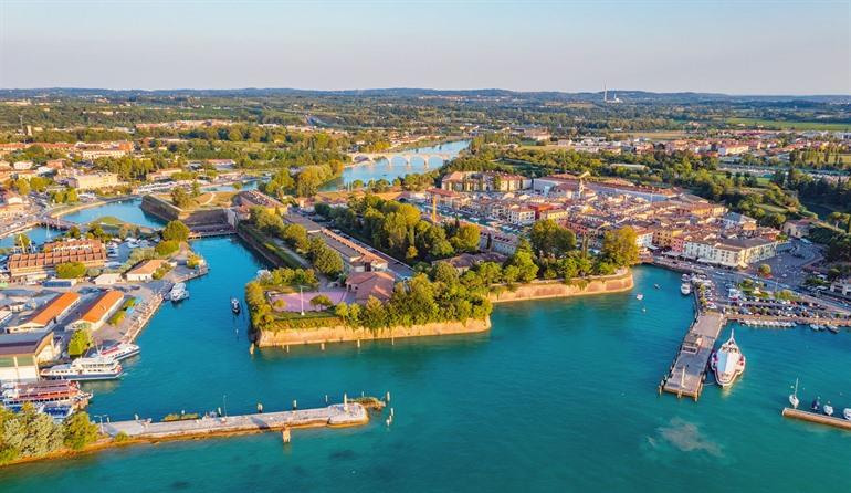 Aussicht auf die alten Festungsmauern in Peschiera del Garda