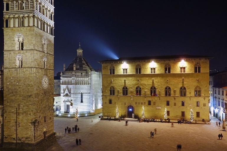 Aussicht auf den Palazzo del Podesta (Pretorio) und die Taufkapelle von Pistoia