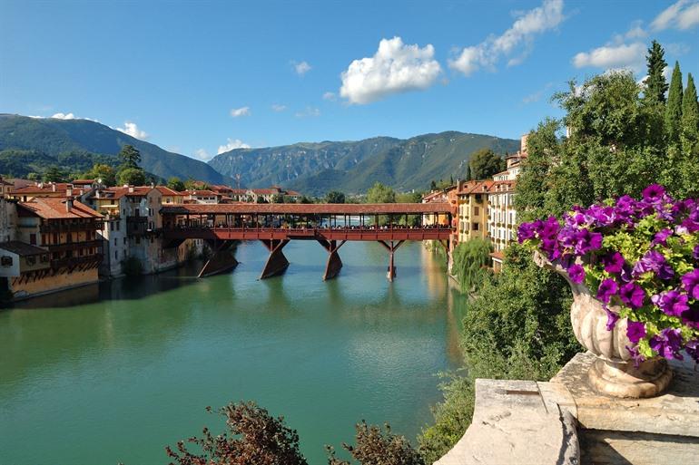 Blick auf die Ponte Vecchio in Bassano del Grappa