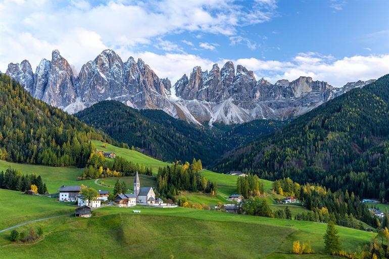 Aussicht auf Santa Maddalena im Val di Funes, Dolomiten