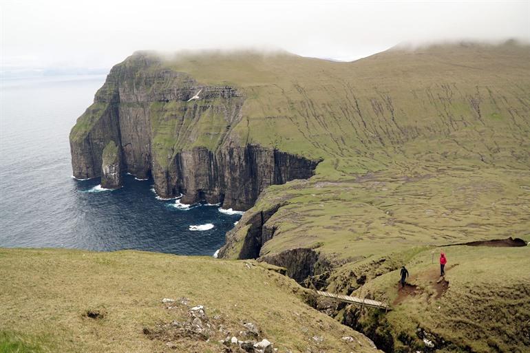Ausblick auf Ásmundarstakkur Meeresstelen, Suduroy Insel