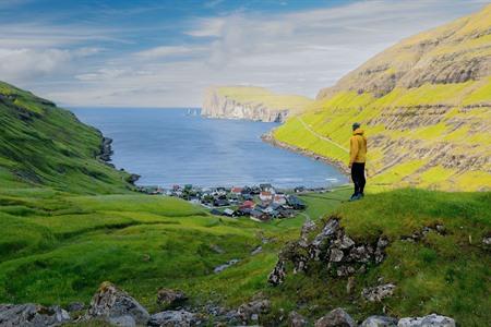 Aussicht auf Tjørnuvík und die Risin og Kellingin, Streymoy