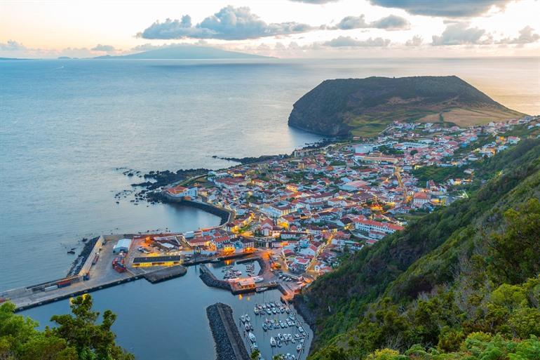 Aussicht auf Velas vom Miradouro da Ribeira do Almeida auf São Jorge