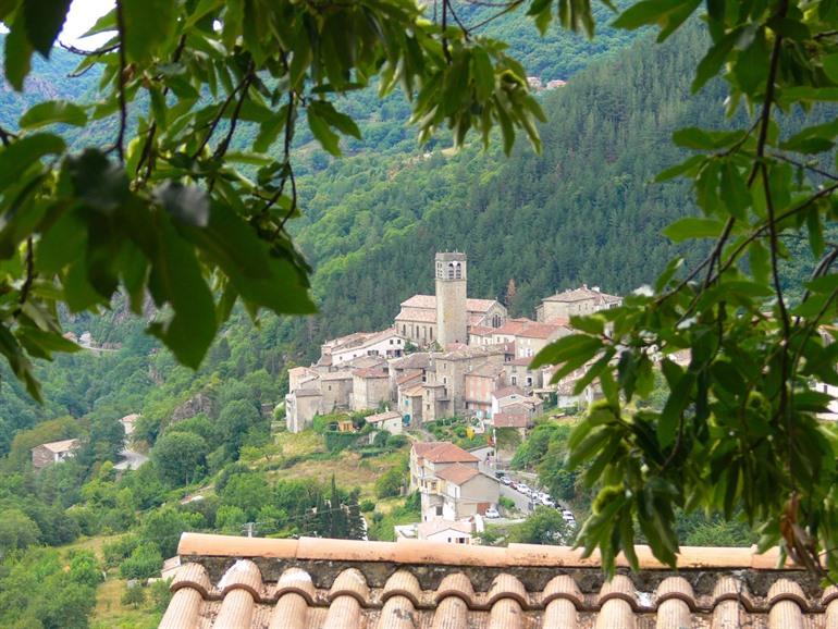Aussicht auf Antraigues-sur-Volane in der Ardèche