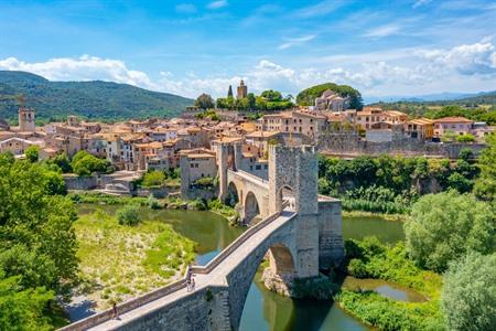 Aussicht auf Besalú und die alte Brücke in Katalonien