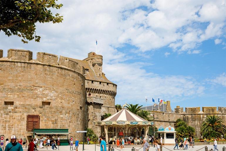 Aussicht auf die von Mauern umgebene Stadt Saint-Malo und ihre mittelalterliche Festung