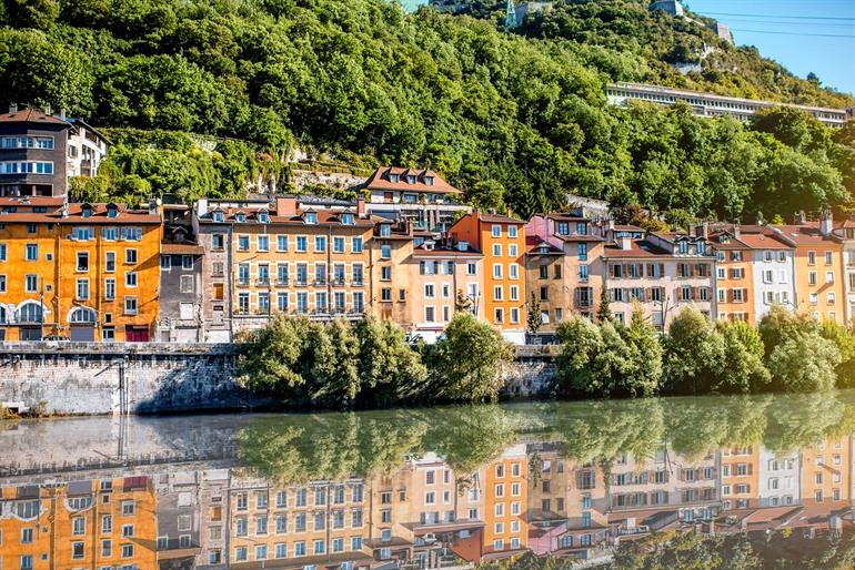Blick auf die malerischen Gebäude in Grenoble, Frankreich