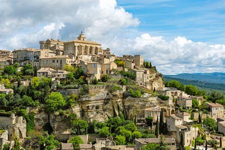 Ausblick auf die wunderschöne Stadt Gordes im Vaucluse