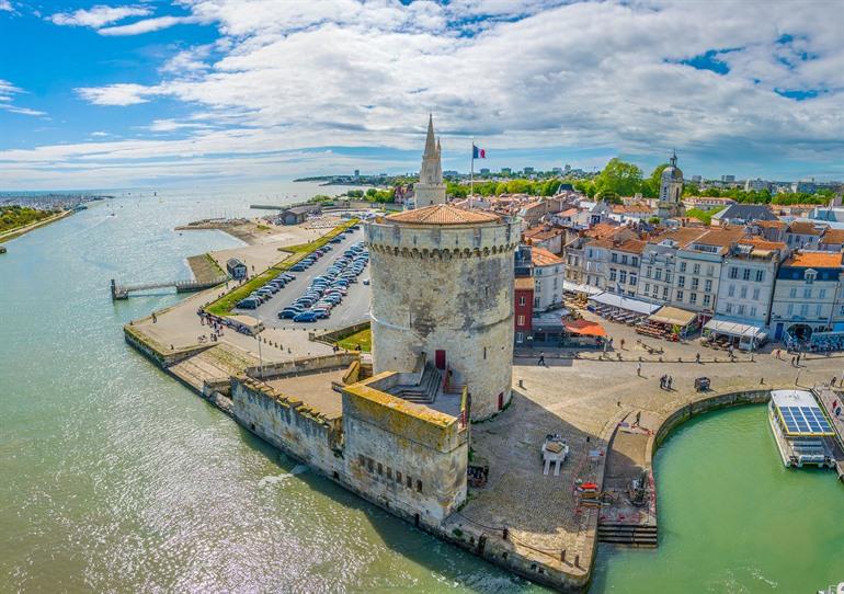Aussicht auf die Türme der Hafenstadt La Rochelle