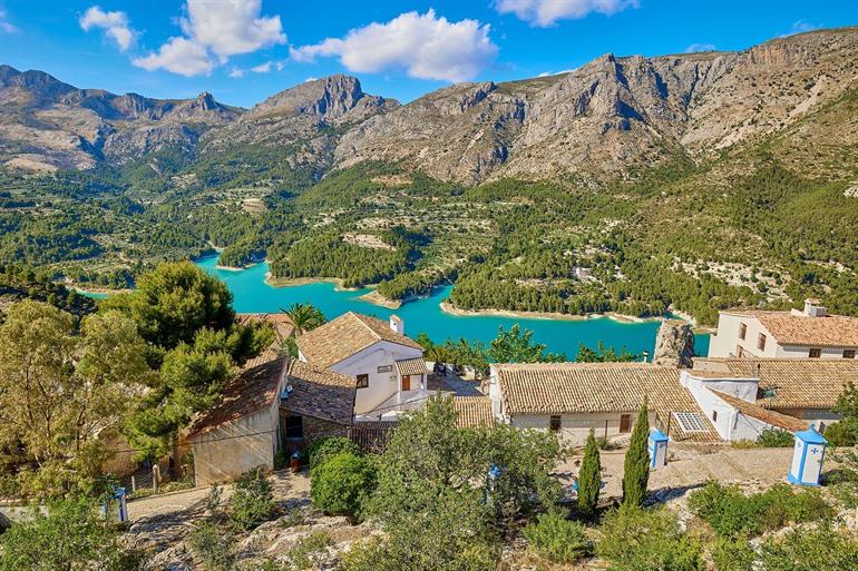 Aussicht auf Guadalest und den Stausee