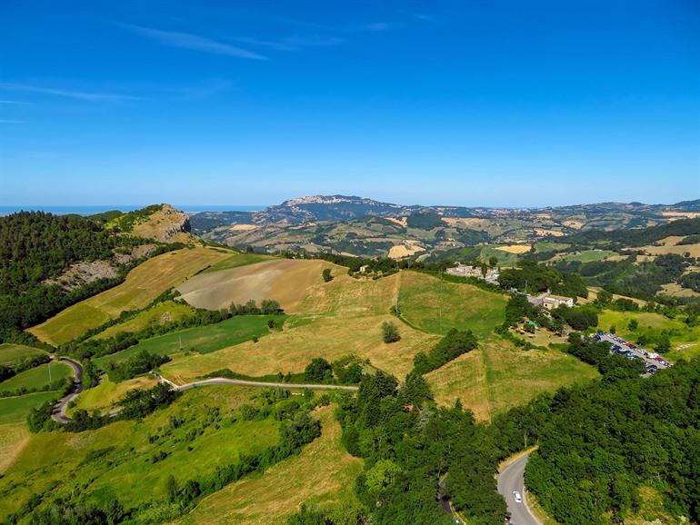 Aussicht auf die ländliche Umgebung von San Leo, Emilia-Romagna