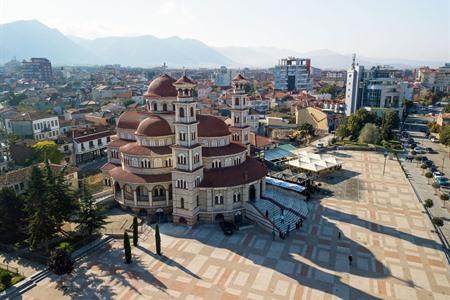 Aussicht auf Korçë mit der orthodoxen Kathedrale, Albanien
