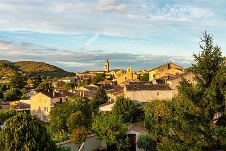 Aussicht auf Vallon-Pont d'Arc, Ardèche, Frankreich