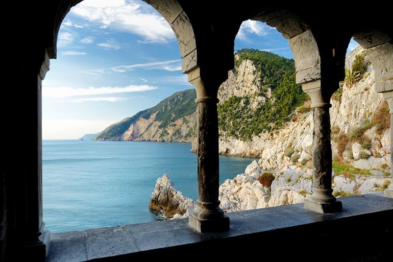 Aussicht von der Chiesa di San Pietro auf die Küstenlinie von Portovenere, Ligurien