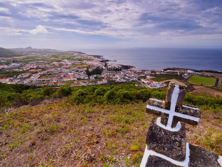 Aussicht vom Monte Nossa Senhora da Ajuda auf Santa Cruz da Graciosa
