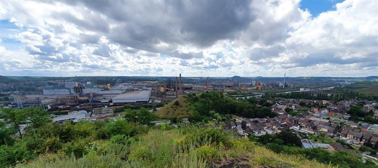 Aussicht vom Bergwerksrand in Charleroi