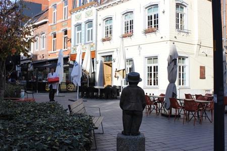 Fahnenhändler auf der Beestenmarkt in Halle