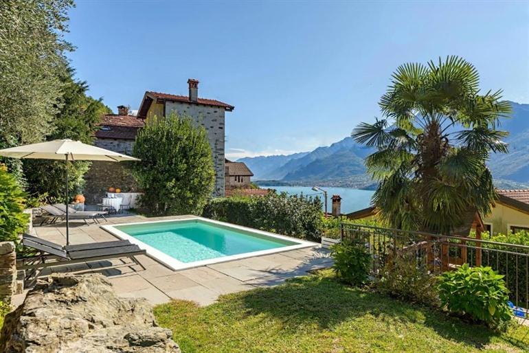 Ferienhaus Casa Artis in Gravedona mit Außenpool und atemberaubendem Seeblick buchen