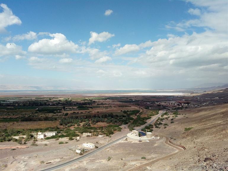 Tals der Toten Meer und das Museum des tiefsten Punktes der Erde im Vordergrund, Jordanien