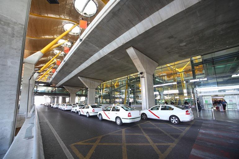 Vom Flughafen Madrid Barajas ins Stadtzentrum mit dem Taxi