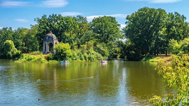 Segeln auf der Elbe im Stadtpark Rotehorn in Magdeburg