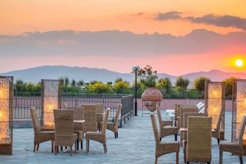 Varos Village Hotel