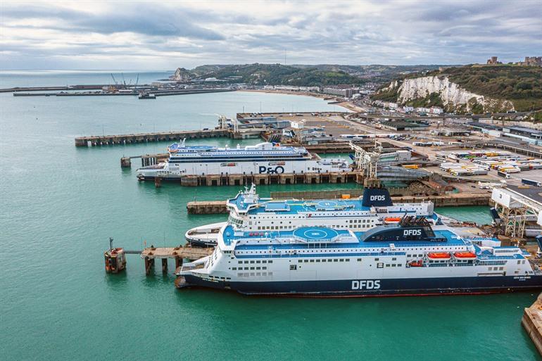 Fähren im Hafen von Dover, England