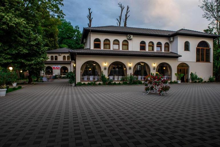 Buchen Sie Ihren Aufenthalt im charmanten Hotel Camp Karagaç in der Nähe von Pejë