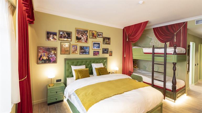 Übernachten Sie in einem Zimmer im einzigartigen Theaterstil im Plopsa Hotel