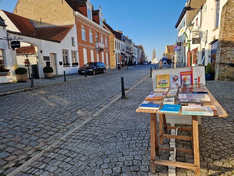 Bücher auf der Straße in Damme verkaufen
