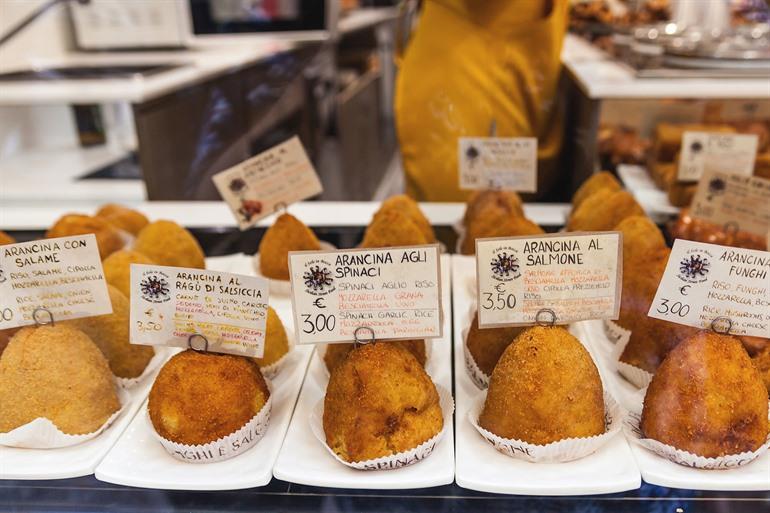 Verschiedene Arten von Arancini, Sizilien