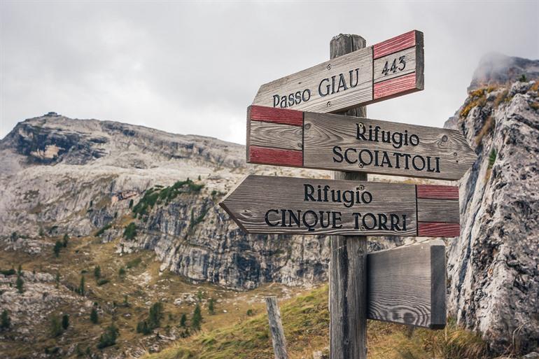 Verschiedene Wanderwege zu den Cinque Torri in den Dolomiten