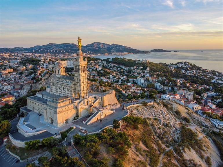 Alter Hafen von Marseille und Basilika Notre-Dame de la Garde