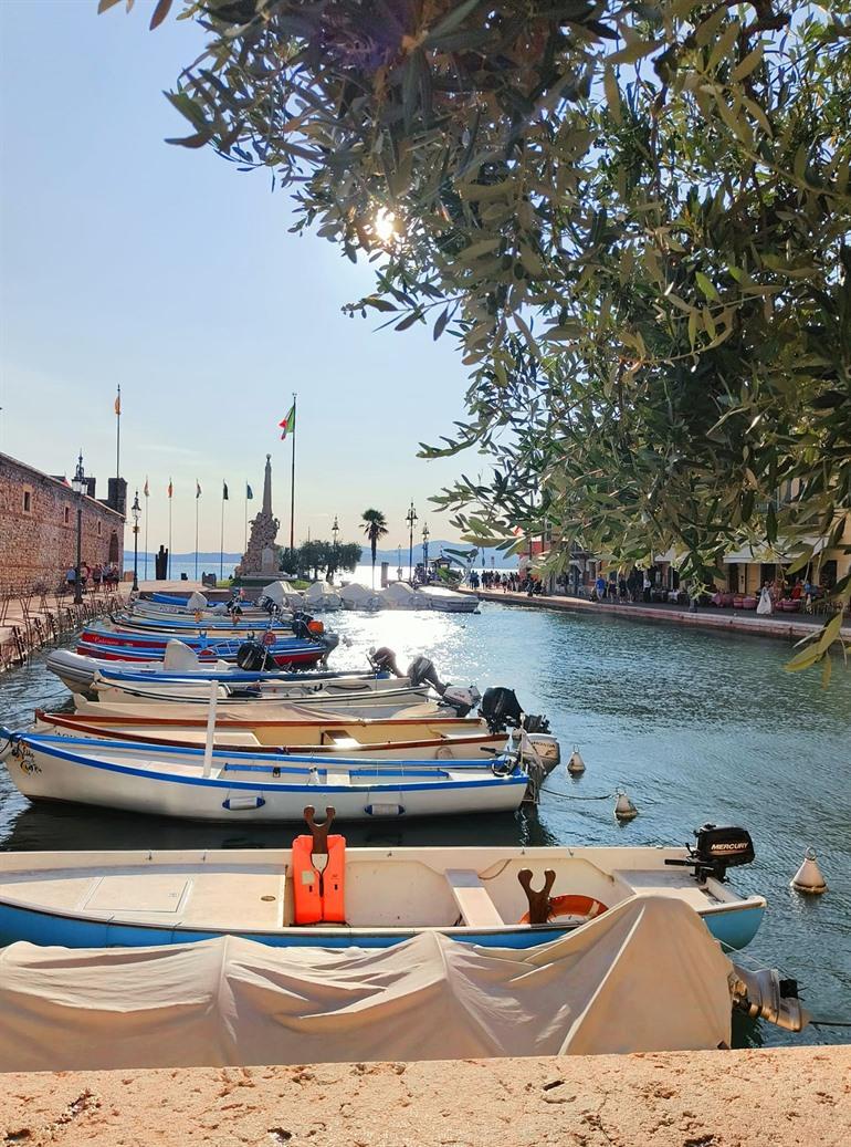 Fischerboote rund um die San Niccolò-Kirche am Hafen