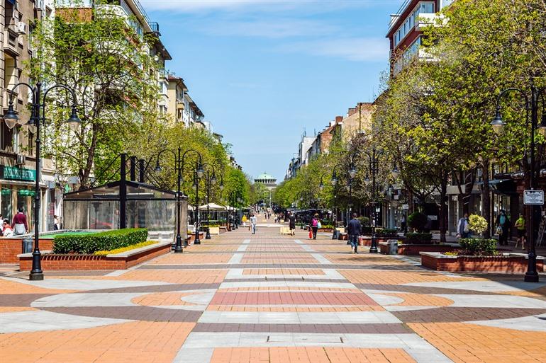 Vitosha Boulevard mit der Kathedrale am Ende, Sofia