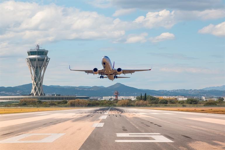 Das Flugzeug hebt am Flughafen Barcelona ab.