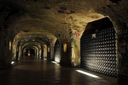 Begleiten Sie eine private Tour durch die Champagne, inklusive Besuch des Champagnerhauses Moët mit Verkostung.