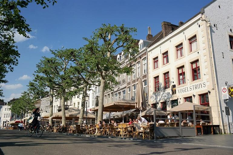 Vrijthof, das Herz der Stadt